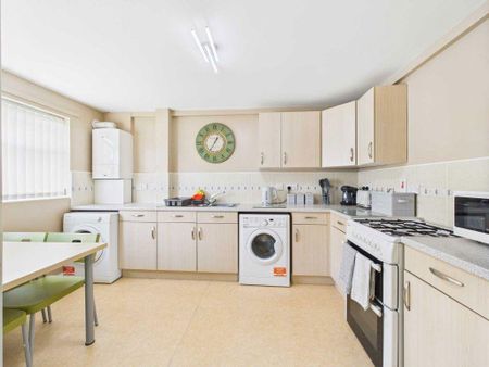 3 bedroom apartment to rent - Photo 4