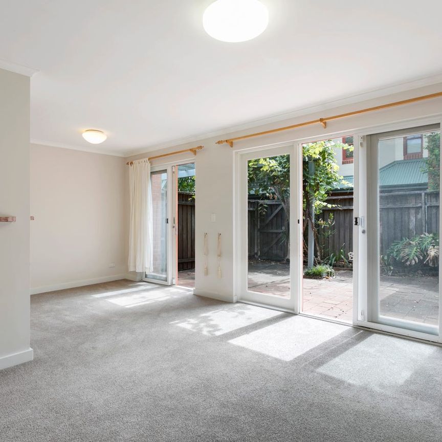 Three-bedroom townhouse - Photo 1