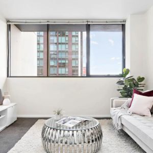 Stylish 11th Floor Apartment in Prime CBD Position - Photo 2
