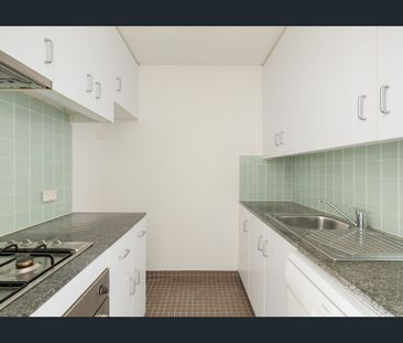 Urban living in the renowned 'North' building - Photo 4