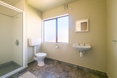 Sunny 4-6 bedroom flat in prime location - Photo 5