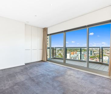 Executive Sub-Penthouse Suite with Breath-taking 180 degree City an... - Photo 4