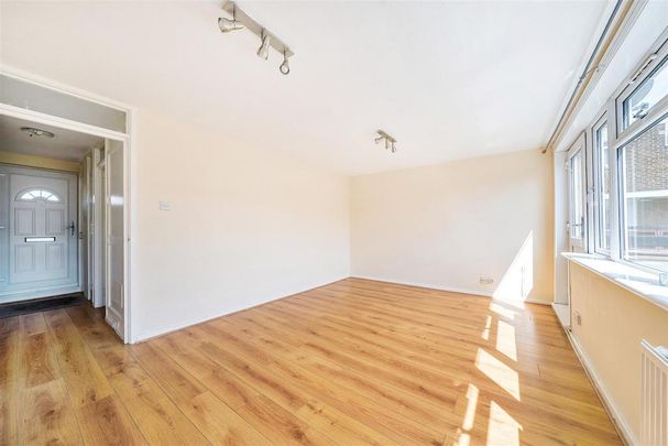 3 bedroom flat to rent - Photo 1