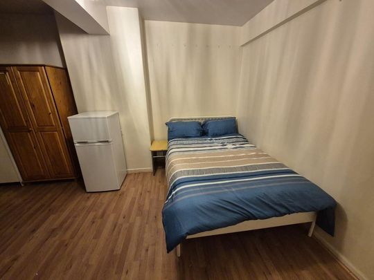 1 bedroom in a flat share to rent - Photo 1