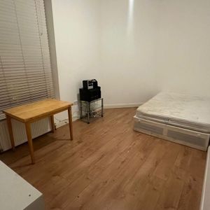 Studio Flat, Courthill Road, SE13 - Photo 2