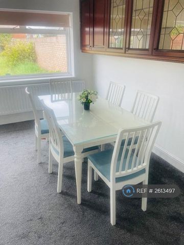 1 bedroom in a house share to rent - Photo 2