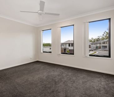 Stylish 2 Level, 4 Bedroom Stand Alone Townhouse - Close to Everyth... - Photo 3