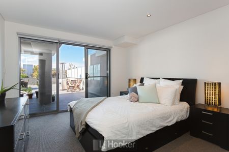 EXECUTIVE HARBOURSIDE LIVING WITH ENORMOUS ENTERTAINING DECK - Photo 2