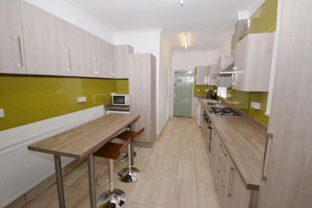 6 bedroom detached house to rent - Photo 4