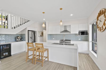 Beautiful Family Home in Quiet Cul-de-Sac - Spacious, Modern & Full of Light - Photo 3