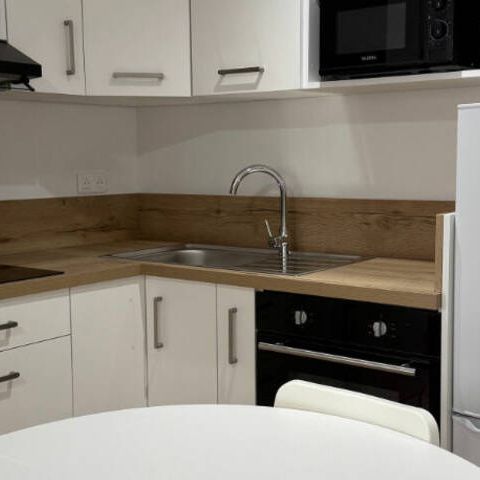 Appartement T2 meublé entièrement rénové - cuisiné équipée - Résidence SCHUMAN - Photo 1