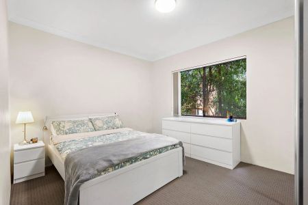 2 BEDROOM GEM IN THE HEART OF PARRAMATTA! GREAT VALUE! - Photo 2