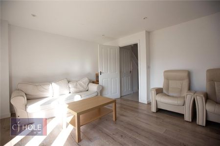 4 bedroom semi-detached house to rent - Photo 2