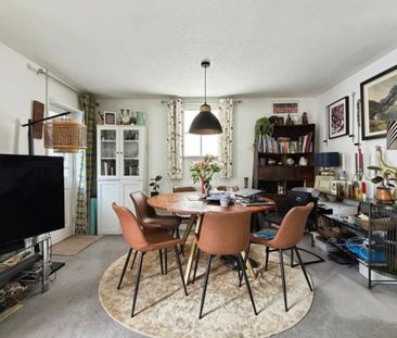 A well-presented two double bedroom end of terrace home with a mode... - Photo 4