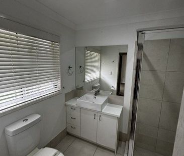 Townhouse - Ducted Aircon & Solar - Photo 5