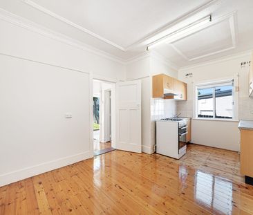 SPACIOUS SEMI-DETACHED HOUSE - Photo 2