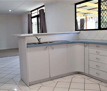 Large fully fenced yard close to schools and shops - Photo 5