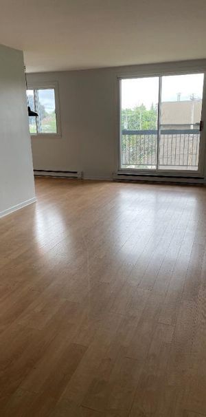 GRAND 4 ½ de coin - 3e étage – 1600$ – 1er JUILLET 2026 - Photo 1