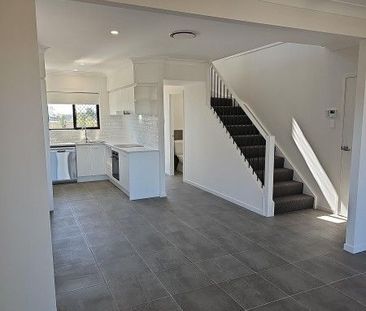 GREAT LOCATION-NEAR NEW FULLY DUCTED 3 BED 2 BATH TOWNHOUSE - Photo 2