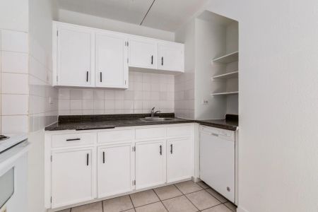 - 2 Bedroom at Hillsboro Place - Photo 4