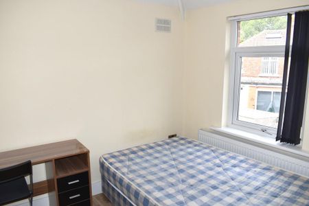 5 bedroom semi-detached house to rent - Photo 5