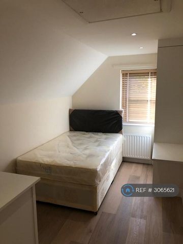 1 bedroom in a house share to rent - Photo 2