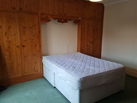 Large 4 Bed Student House - Photo 4