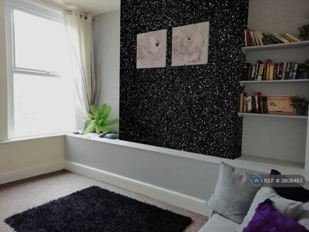1 bedroom in a house share to rent - Photo 2
