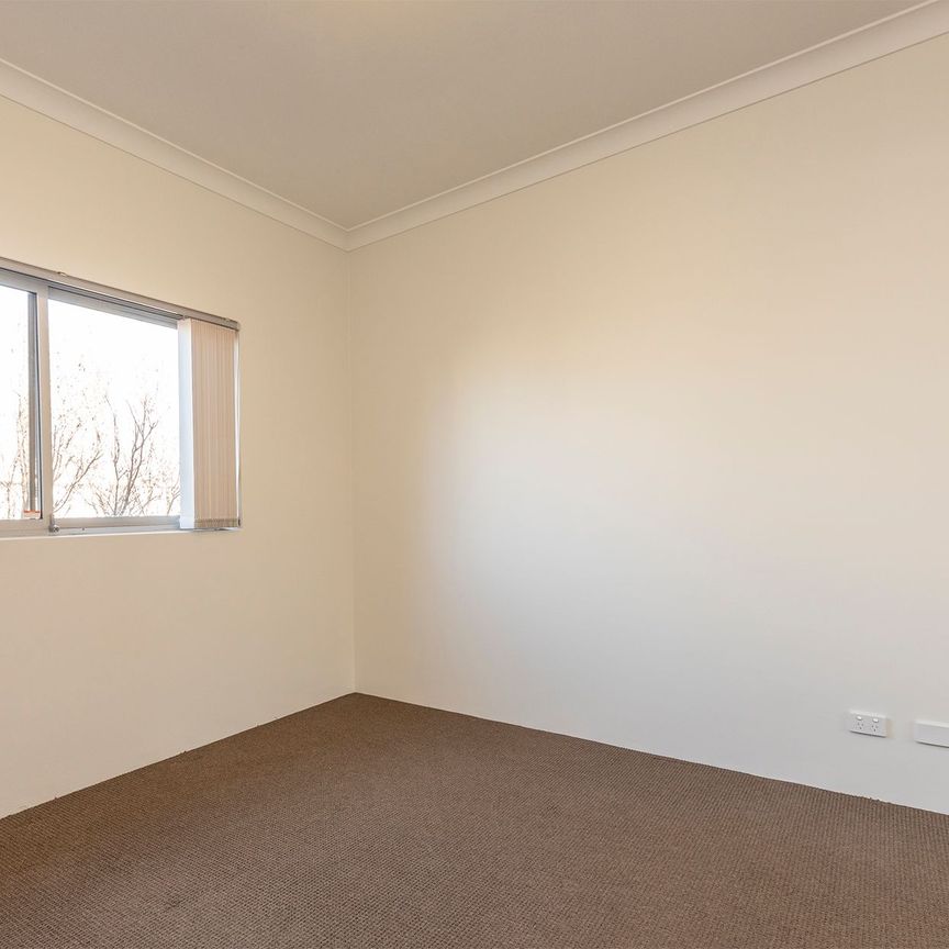 Bright and Airy Three Bedroom Apartment with Secure Parking - Photo 1