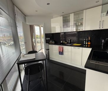 2 Bed Flat, Howard Building, SW11 - Photo 5