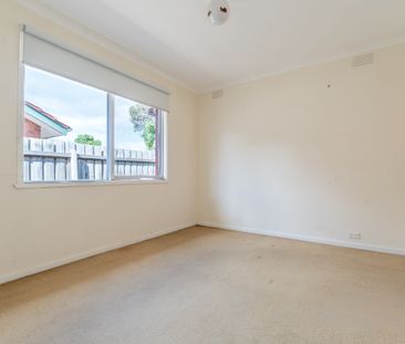 Delightful Family Home in Convenient Deer Park Location! - Photo 1