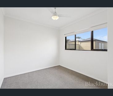 Stylish and low-maintenance 2 bedroom, 2 bathroom unit - Photo 4