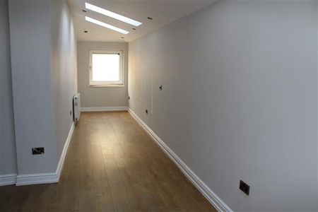 3 Bedroom End of Terrace House For Rent in Ashton Road West, Manchester - Photo 2