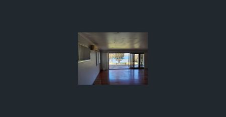 FOUR BEDROOM FAMILY HOME - GREAT LOCATION - Photo 3