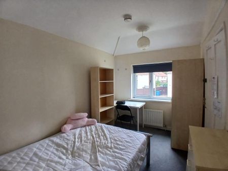 3 bedroom semi-detached house to rent - Photo 4