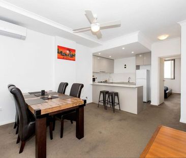 Modern three bedroom apartment with city views - Photo 5