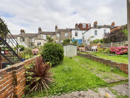 3 bedroom flat to rent - Photo 4