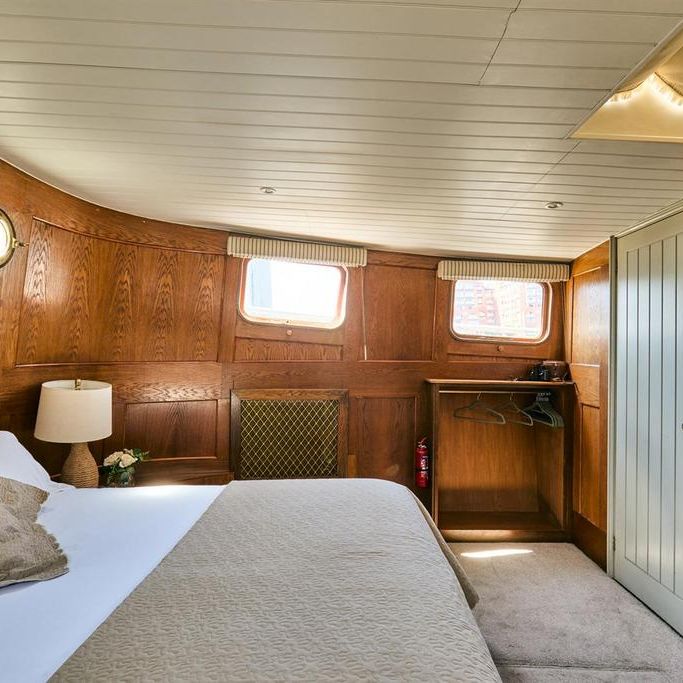 4 bedroom houseboat to rent - Photo 1