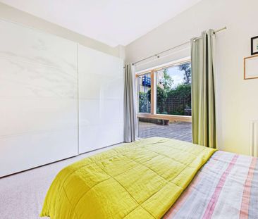 Two double bedroom apartment with substantial private garden. - Photo 6