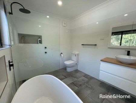 Charming, Modern Living with In-Ground Pool - Photo 4