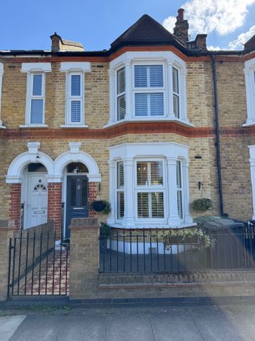 Beautifully Renovated 3-Bed Victorian Home in well-connected South London – 6 month let - Photo 5