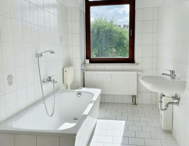 Frisch renovierte, helle 2-Raum-Wohnung mit großem Gartenanteil & Stellplatz - Foto 1