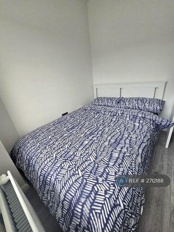 1 bedroom in a flat share to rent - Photo 5