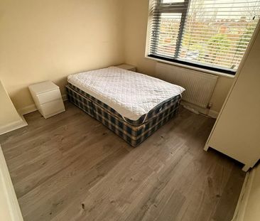 4 Bed Semi-Detached House, The Martyrs Close, CV3 - Photo 6