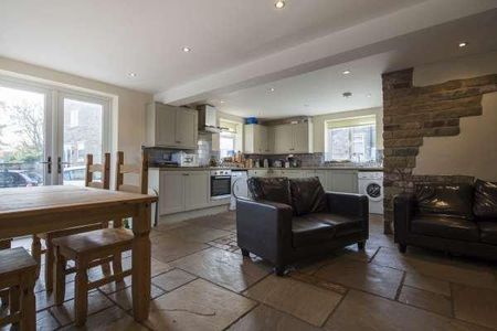 4 bedroom semi-detached house to rent - Photo 2