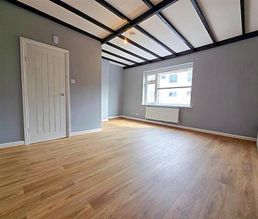 4 bedroom end of terrace house to rent - Photo 1