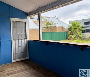 LARGE HOME, FLOORBOARDS, PETS PERMITTED - Photo 2