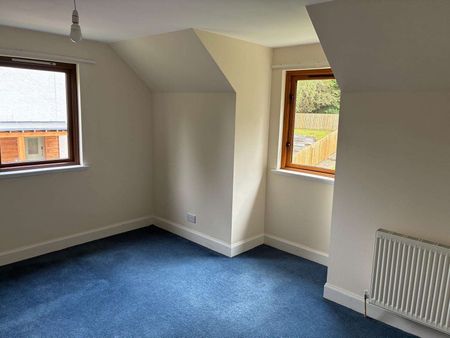 Detached 5 Bedroom Home in much sought after location. - Photo 4