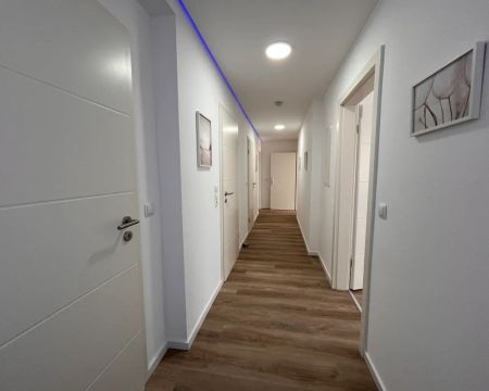 Möblierte 3,5 Zi.-Wohnung mit Wärmepumpe - Erstbezug nach Sanierung, Neubaustandard - Photo 2