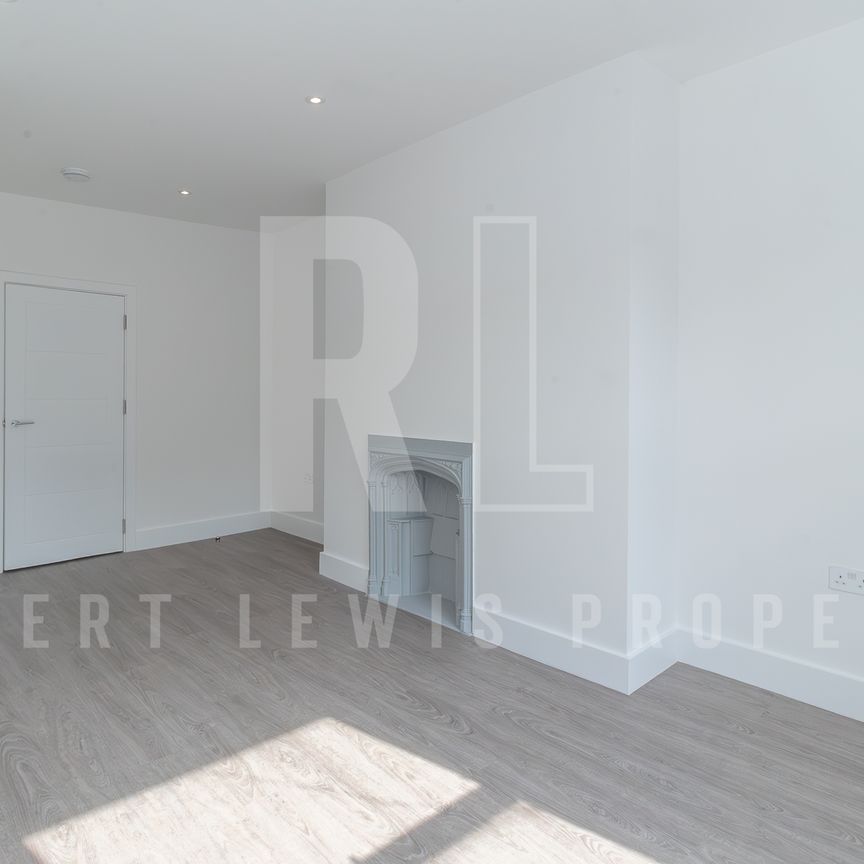 Elegant One-Bedroom Apartment on Doughty Street, Bloomsbury WC1N 2AA - Photo 1